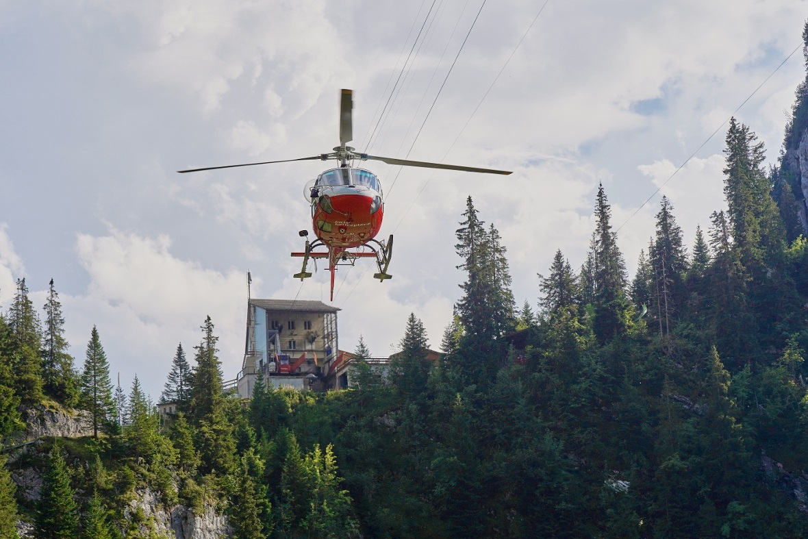Der Helikopter musste unter den Seilen der Stockhornbahn hindurchfliegen.