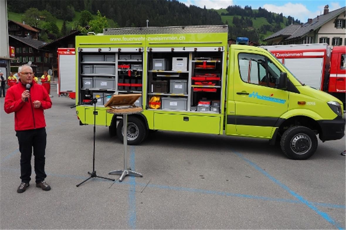 Der Hersteller übergibt das neue Fahrzeug an die Gemeinde Zweisimmen…