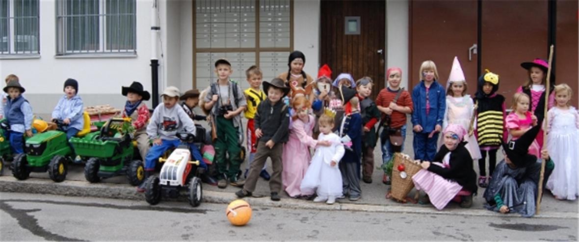 Der Höhepunkt des Tages: Der Kinderumzug mit Piraten, Prinzessinnen, Indianern, Rittern und Wildheuern.