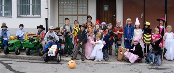 Der Höhepunkt des Tages: Der Kinderumzug mit Piraten, Prinzessinnen, Indianern, Rittern und Wildheuern.