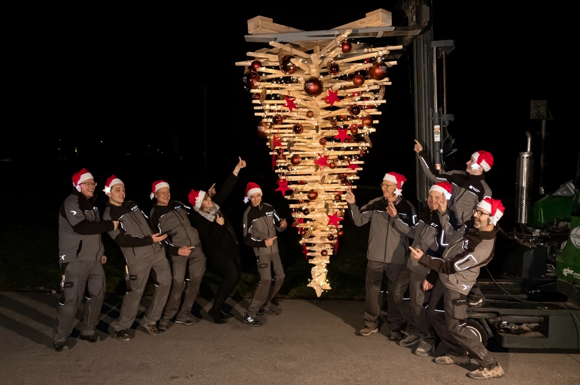 Der Holz-Weihnachtsbaum, vom Schläppi-Team kopfüber festlich und fröhlich in Sze...