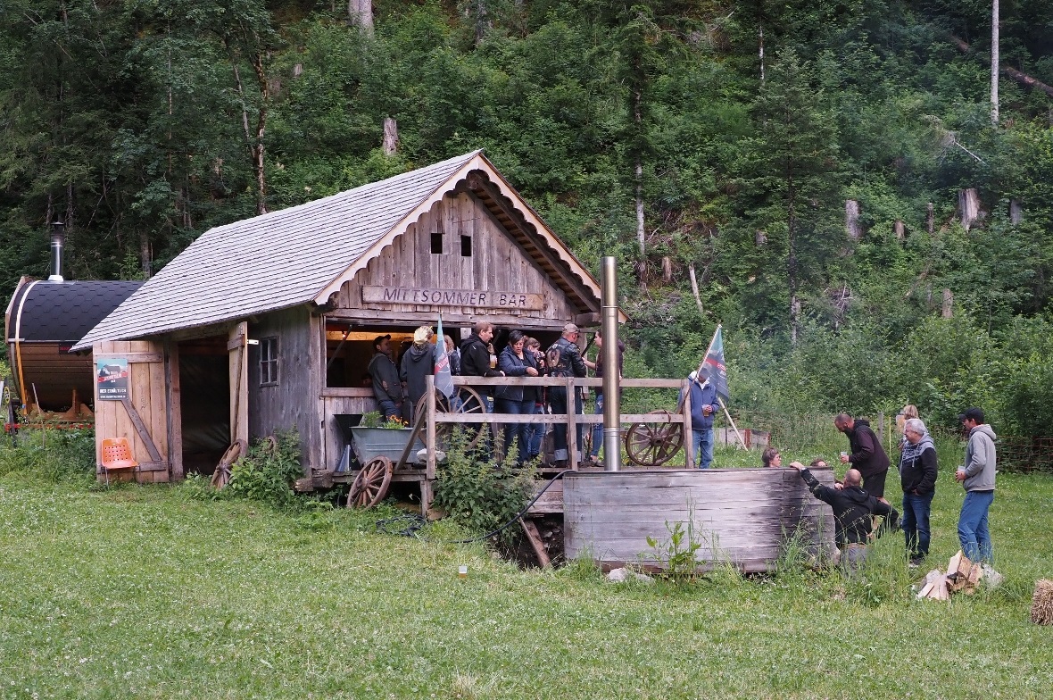 Der "Hotpot" vor der Mittsommer-Bar wird schon mal gefüllt.