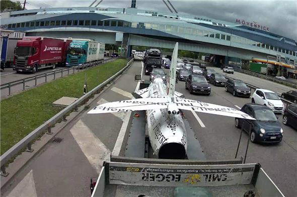 Der Hunter-Tross mitten im Feierabendverkehr beim «Fressbalken» auf der A1.