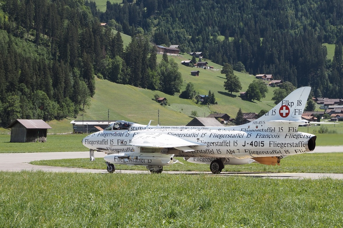 Der Hunter zeigte sich mit einer Roll-Demo auf dem Flugfeld.