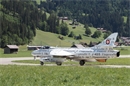 Der Hunter zeigte sich mit einer Roll-Demo auf dem Flugfeld.