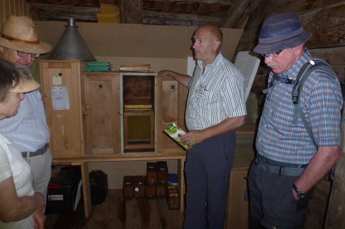 Der Imker, Hans Reber, zeigt seinen Bienenkasten.