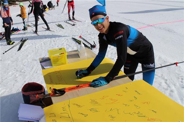 Der Jauner Junior Pierrick Cottier läuft nationales Spitzentempo und setzte seine Unterschrift auf das Finisher 42 km-Plakat.
