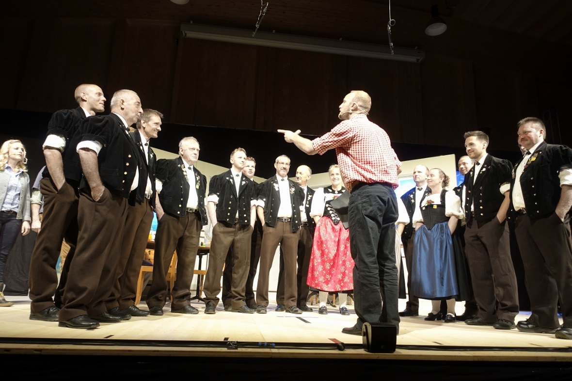 Der Jodlerclub Rinderberg Oeschseite, vorübergehend für einmal kurz unter der Le...