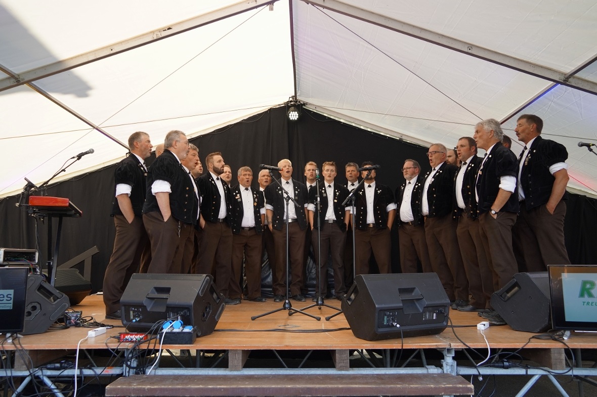 Der Jodlerclub St. Stephan begeisterte das Publikum mit Jodelliedern und Jutzen.