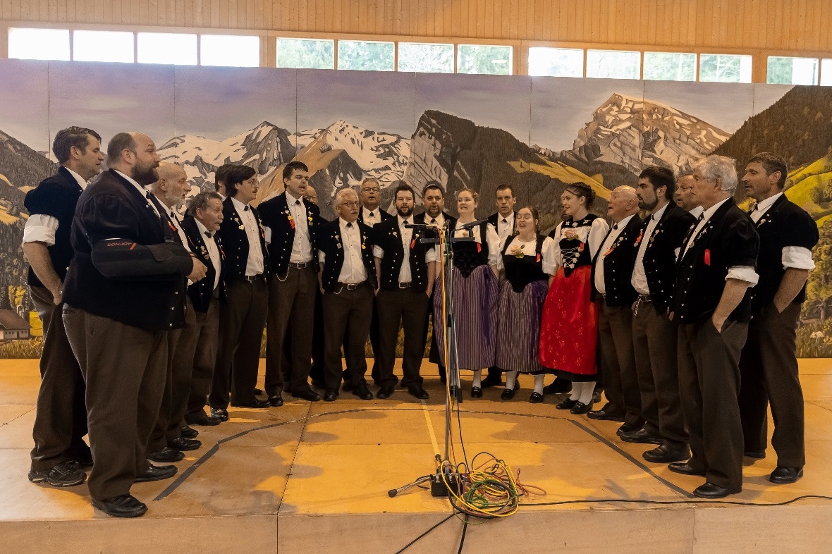Der Jodlerklub Alti Kamerade Därstetten unter der Leitung von Markus Bühler sang...