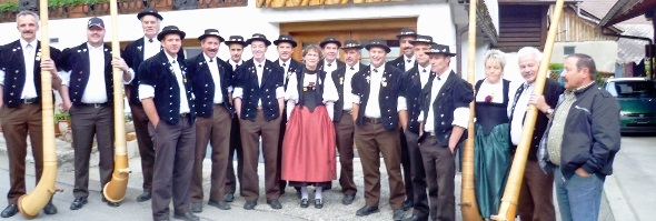 Der Jodlerklub Bärgfründe, Boltigen und die Alphorngruppe Mittagflue (erstmalige Teilnahme, mit Note 2 bewertet) mit Gemeinde-Vizepräsident Albert Wampfler (aussen rechts).