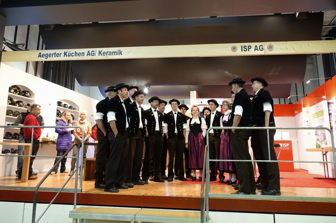 Der Jodlerklub Bärgfünde gab nach der Eröffnung an verschiedenen Standorten der ...