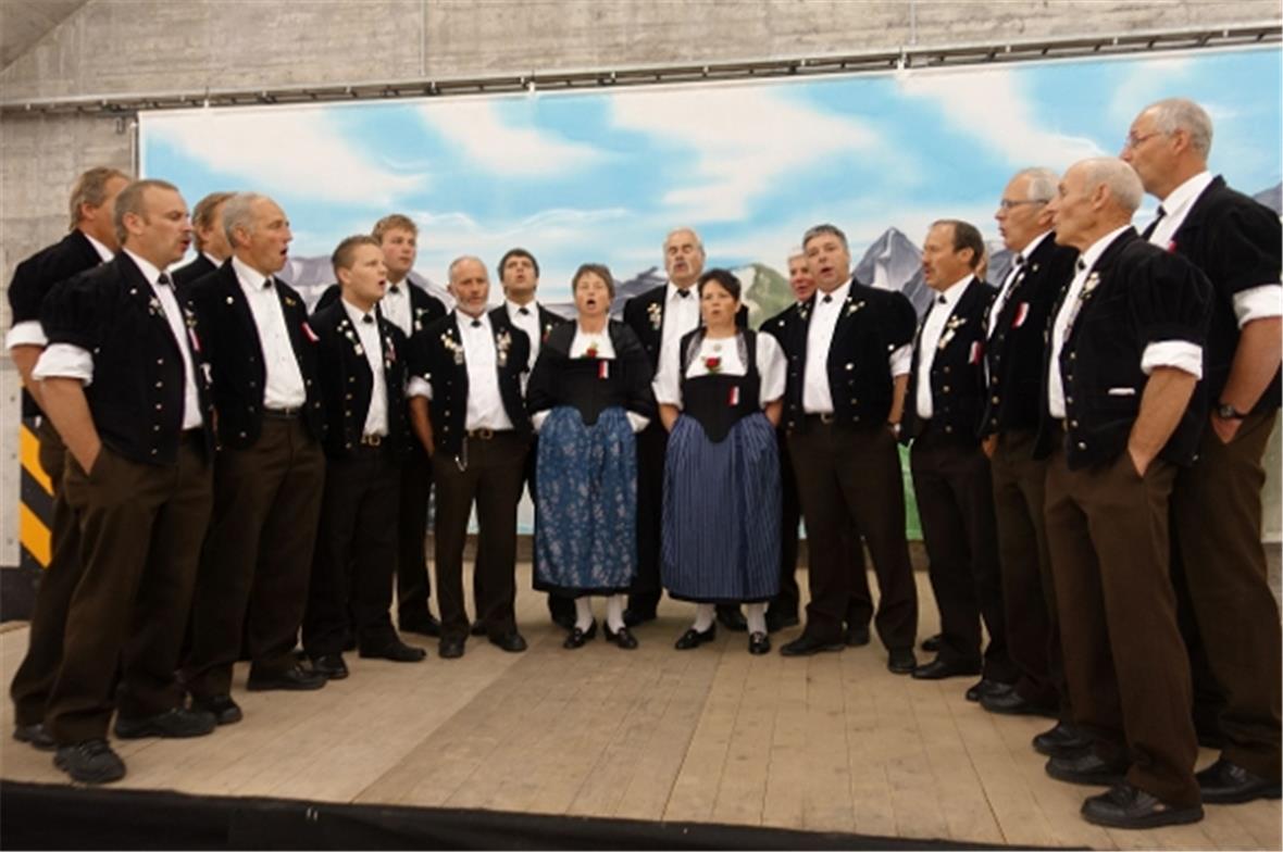 Der Jodlerklub Bärgrose Zweisimmen beim Morgenkonzert.