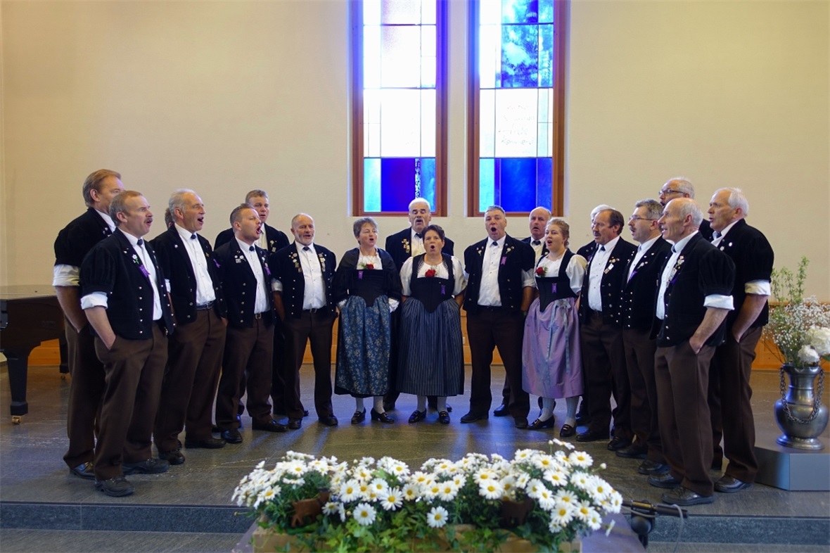 Der Jodlerklub Bärgrose Zweisimmen sang beim Morgenkonzert «Bärg-Arve» und den B...