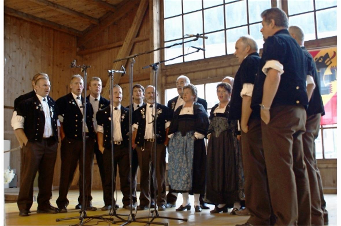 Der Jodlerklub Bärgrose stimmte die BesucherInnen mit schönen Jodelliedern ein.