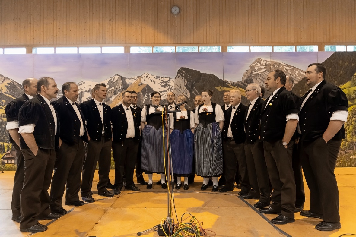 Der Jodlerklub Diemtigen unter der Leitung von Beat Kämpf sang, «Mys Älpli» von ...