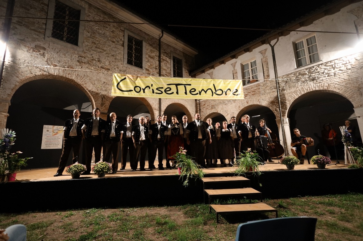 Jodlerklub Edelweiss Erlenbach trat im Piemont auf Der Jodlerklub Edelweiss Erlenbach bei einem seiner zwei Auftritte in Acqui Terme.