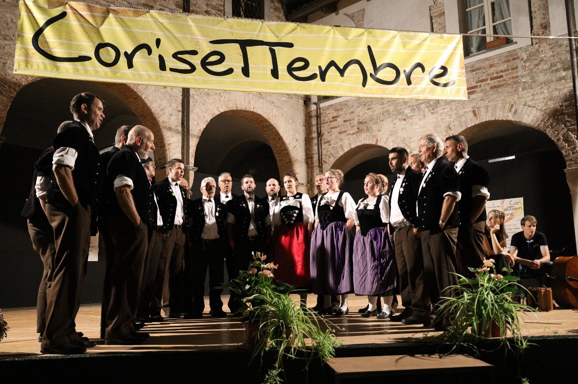 Jodlerklub Edelweiss Erlenbach trat im Piemont auf Der Jodlerklub Edelweiss Erlenbach bei einem seiner zwei Auftritte in Acqui Terme.
