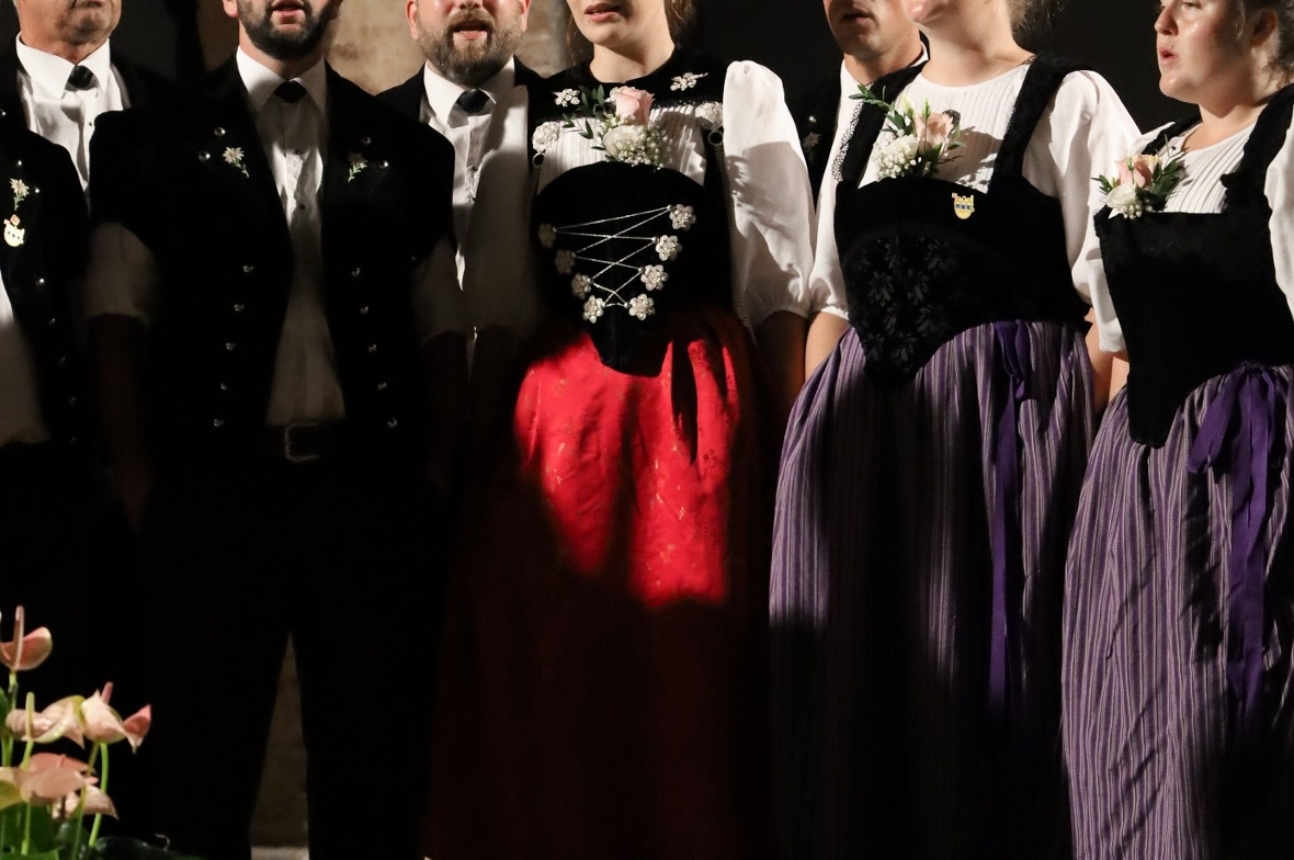 Jodlerklub Edelweiss Erlenbach trat im Piemont auf Der Jodlerklub Edelweiss Erlenbach bei einem seiner zwei Auftritte in Acqui Terme.