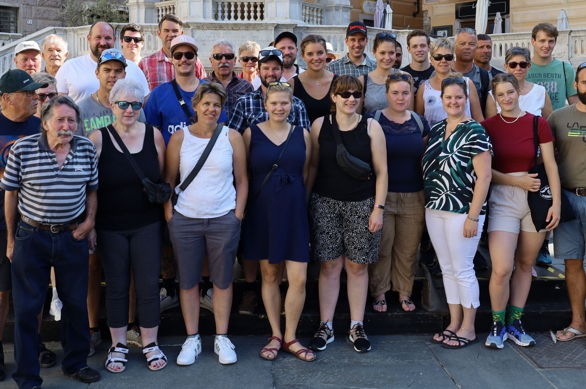 Jodlerklub Edelweiss Erlenbach trat im Piemont auf Der Jodlerklub Edelweiss Erlenbach mit Anhang unterwegs in Acqui Terme.