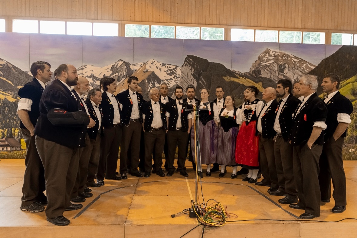 Der Jodlerklub Edelweiss Erlenbach unter der Leitung von Markus Bühler sang,«Chü...