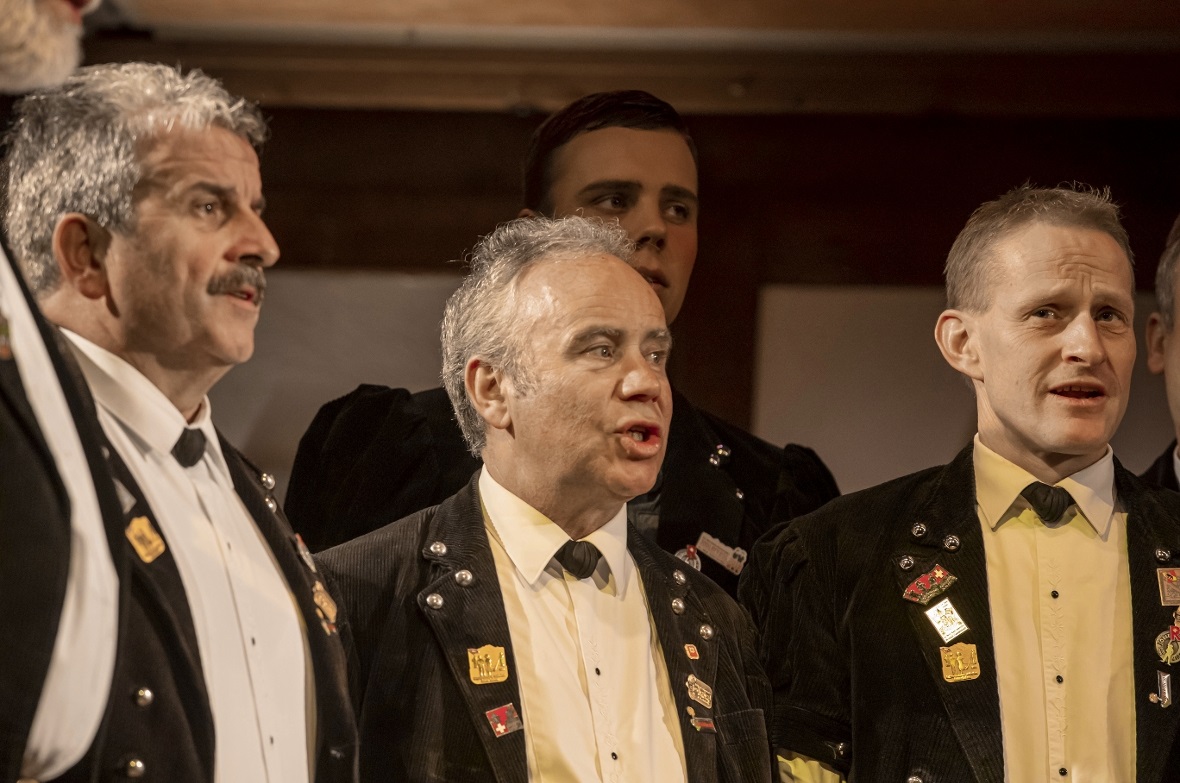 Der Jodlerklub Flüehblüemli Därstetten erfreut mit «Alp-Summer», «Chappeli-Jutz»...