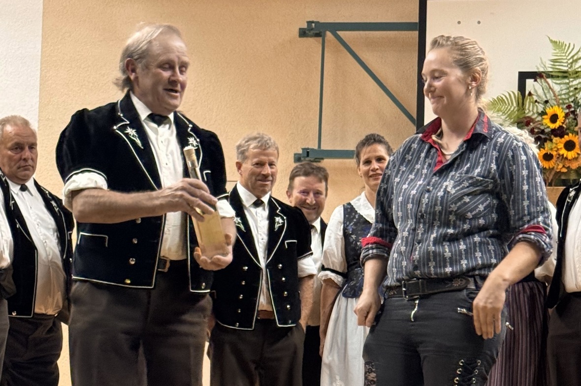 Der Jodlerklub Frohsinn übergab eine «Guttere Impfstoff» an Michaela Kropf, Präsidentin des Treichlerklubs Oberwil.