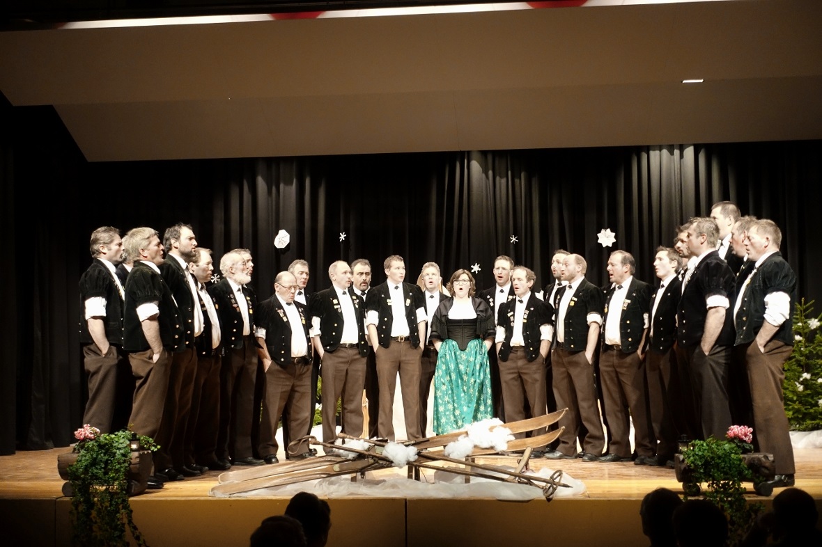 Der Jodlerklub Lauenen mit der beeindruckenden Vorjutzerin Orlinda Perreten.