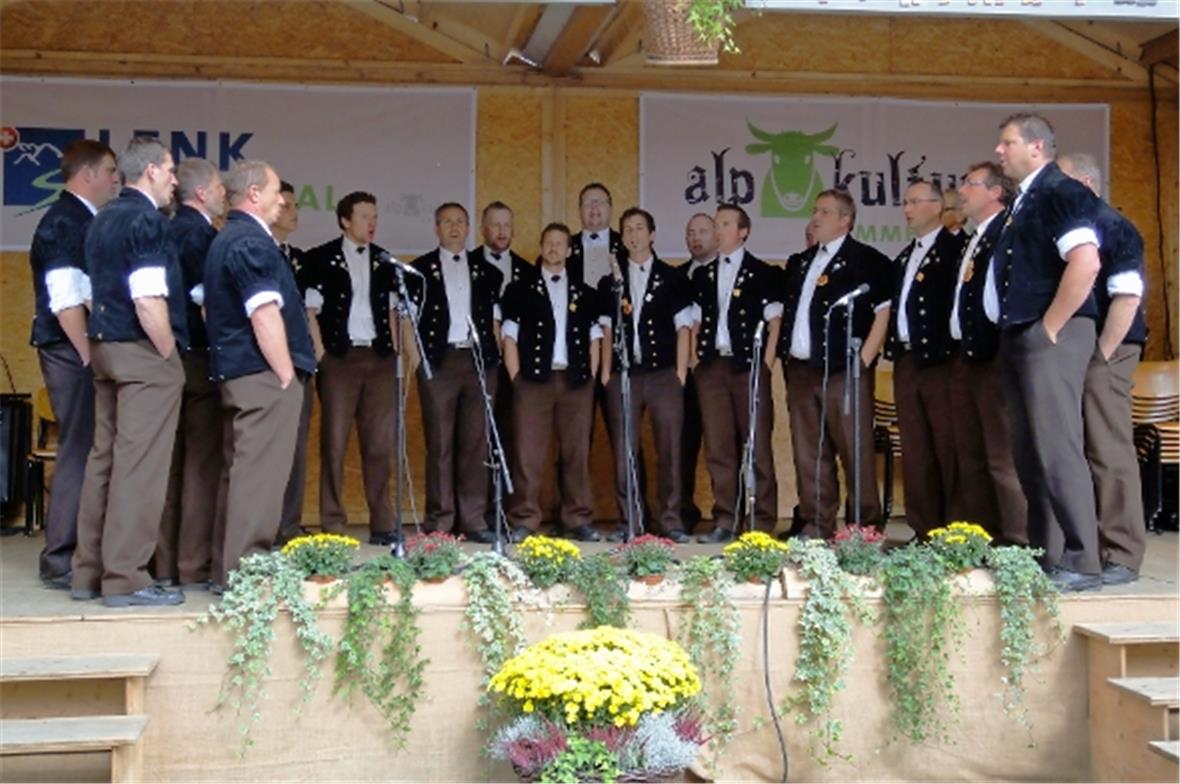 Der Jodlerklub Lenk bei seinem Auftritt am Käsemarkt in Huttwil.