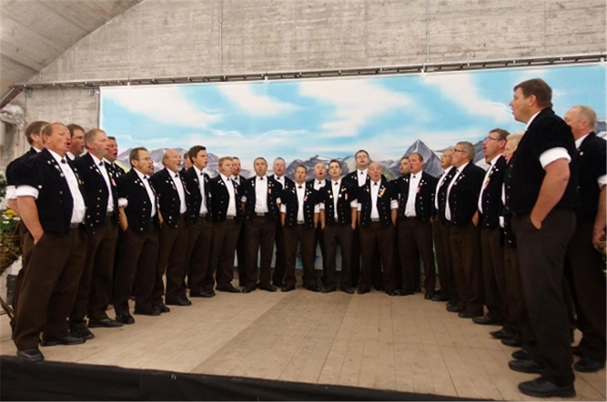 Der Jodlerklub Lenk beim Morgenkonzert.