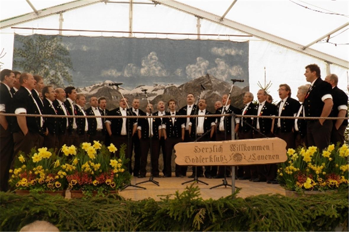 Der Jodlerklub Lenk unter der Leitung von Ueli Moor überraschte die Konzertbesuc...