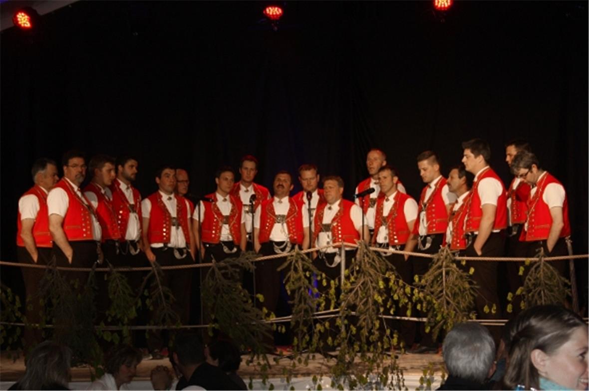 Der Jodlerklub Männertreu Nesslau bei ihrem Auftritt am Unterhaltungsabend.