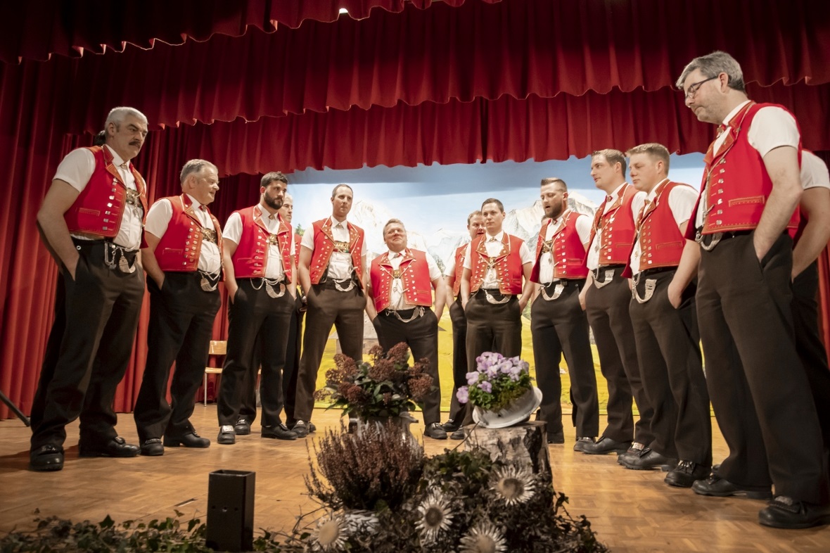 Der Jodlerklub Männertreu aus dem Toggenburger brachte den Naturjodel kantig, er...