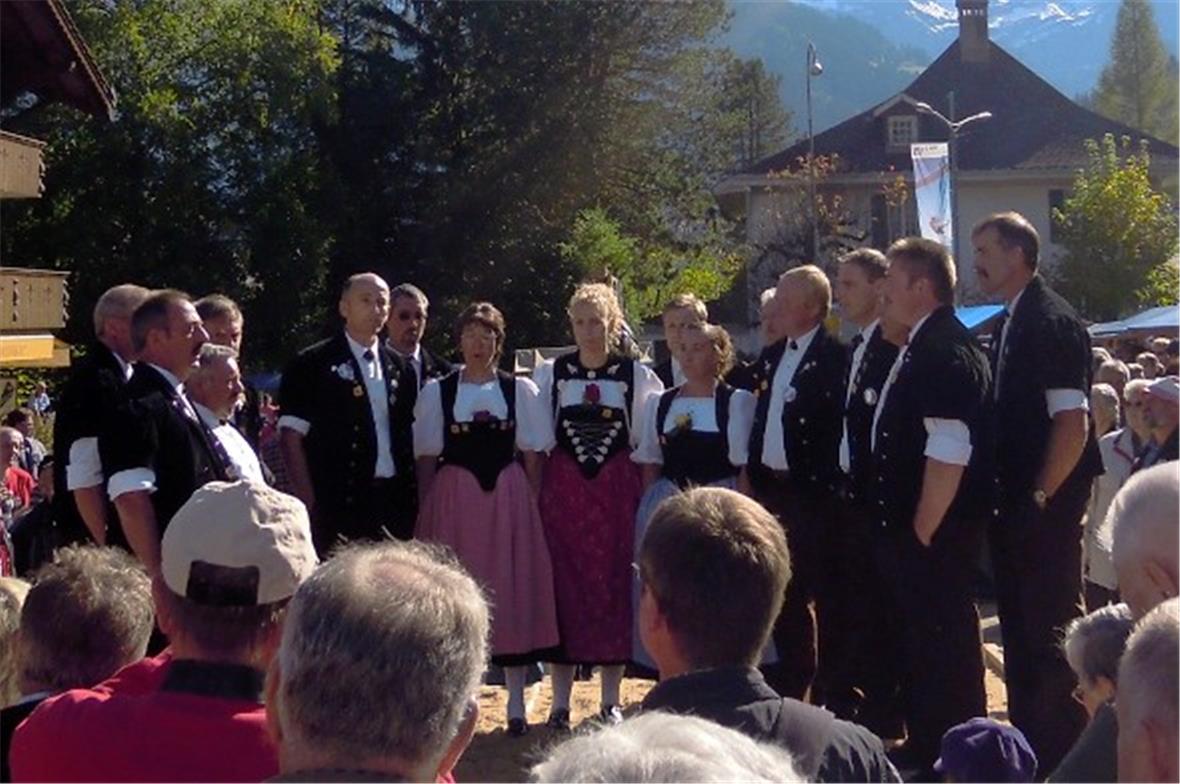 Der Jodlerklub Rinderberg Oeschseite badet in der Menge. Ihre Jodeltöne verschön...