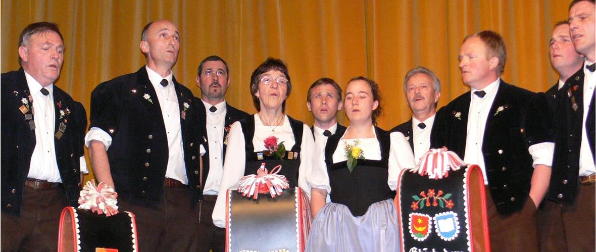 Lebensmittelkontrolle in Bünzlis Lädeli Der Jodlerklub Rinderberg-Oeschseite mit Bernhard Kohli dem neuen Chorleiter (2. von links) sorgte für gemütliche und unterhaltsame Stunden.