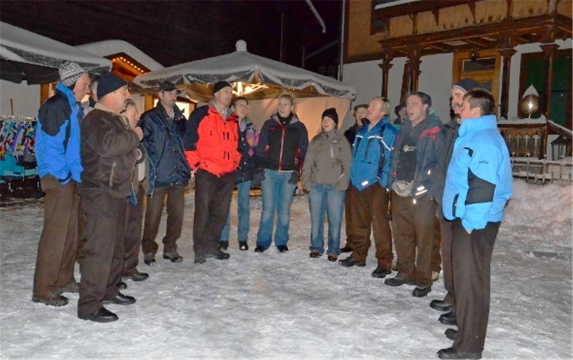 Der Jodlerklub Rinderberg-Oeschseite unter der Leitung von Beni Kohli bereicherte mit der Zweisimmer Musik die Adventsstimmung an der Bahnhofstrasse.