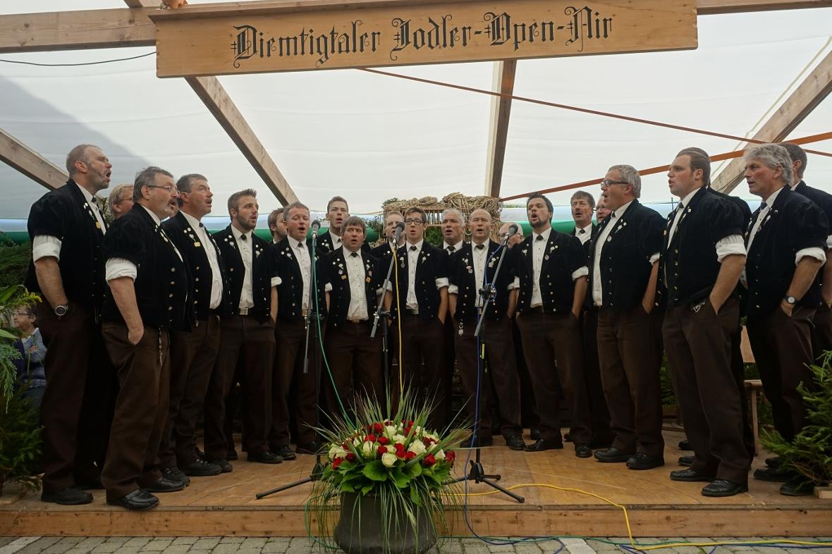 Der Jodlerklub St. Stephan begeisterte mit seinem fein abgestimmten Gesang das a...