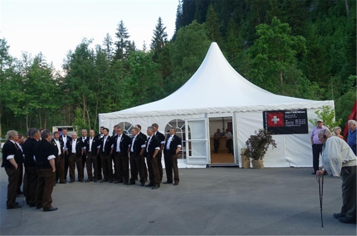 Der Jodlerklub St. Stephan sang am Freitagabend und stellte sich im Ausstellungs...