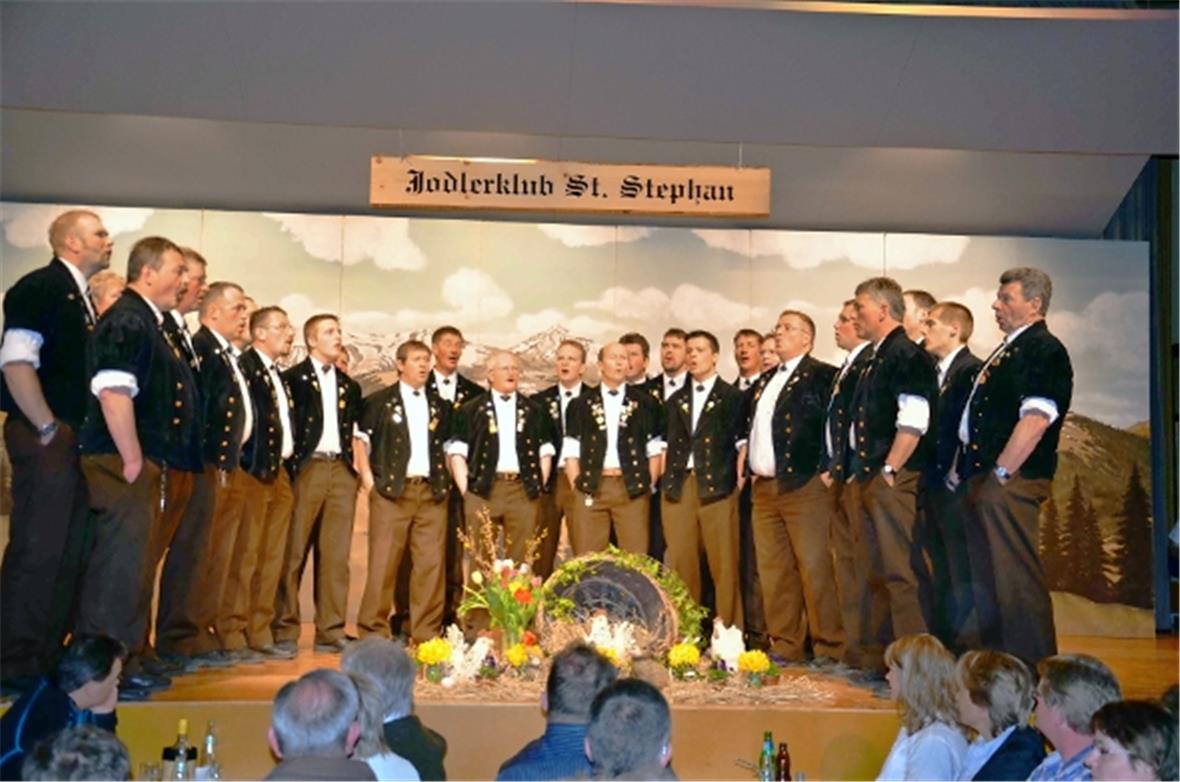 Der Jodlerklub St. Stephan verstand es als Gastgeber zum grossen Konzertabend das Publikum mit der Premiere des «Geissräbeljutz» zu überraschen.