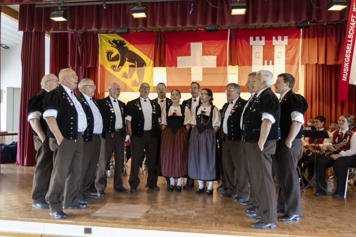 Der Jodlerklub Wimmis erfreute kurz nach dem Brunch mit «Bärgkristall» und dem «...