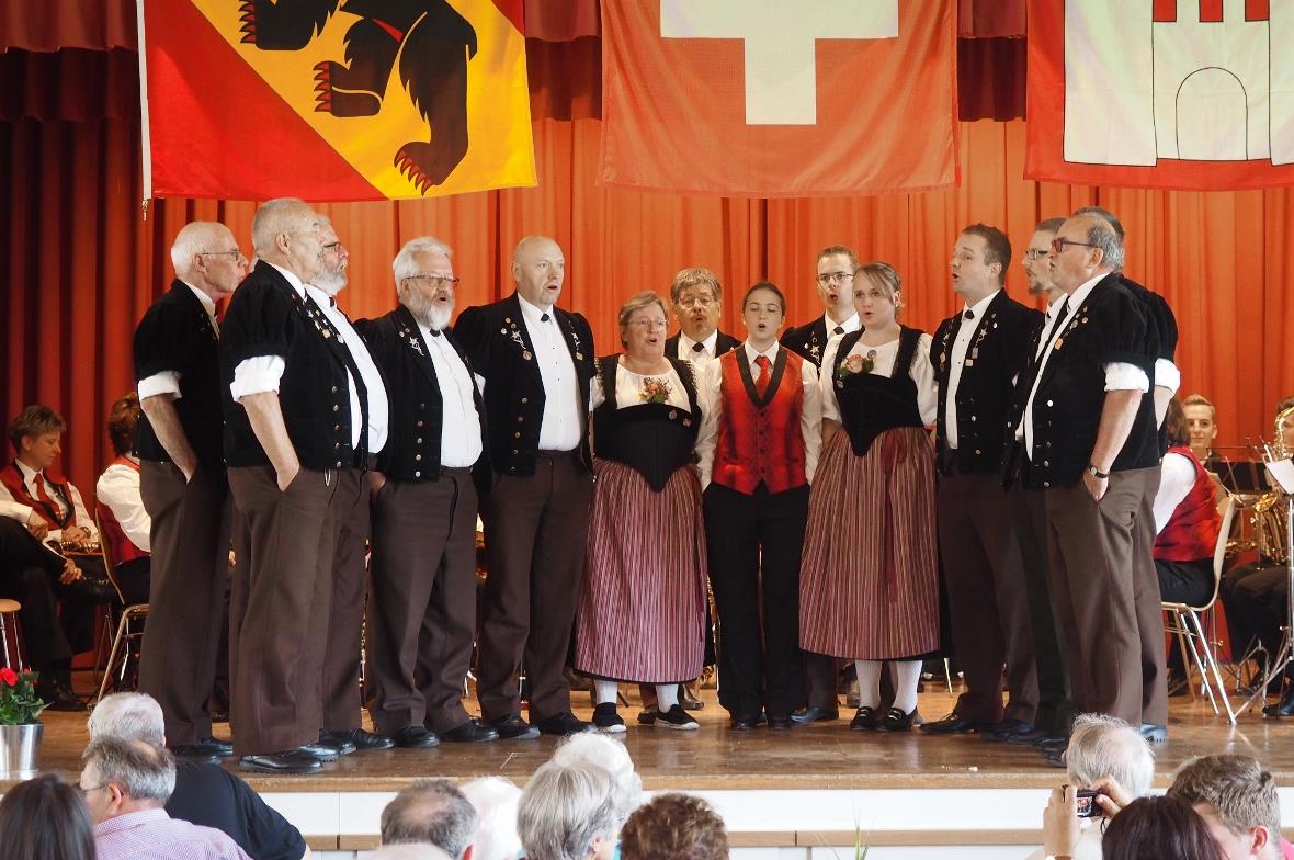 Der Jodlerklub Wimmis eröffnete den Abend zusammen mit der Musikgesellschaft Wim...