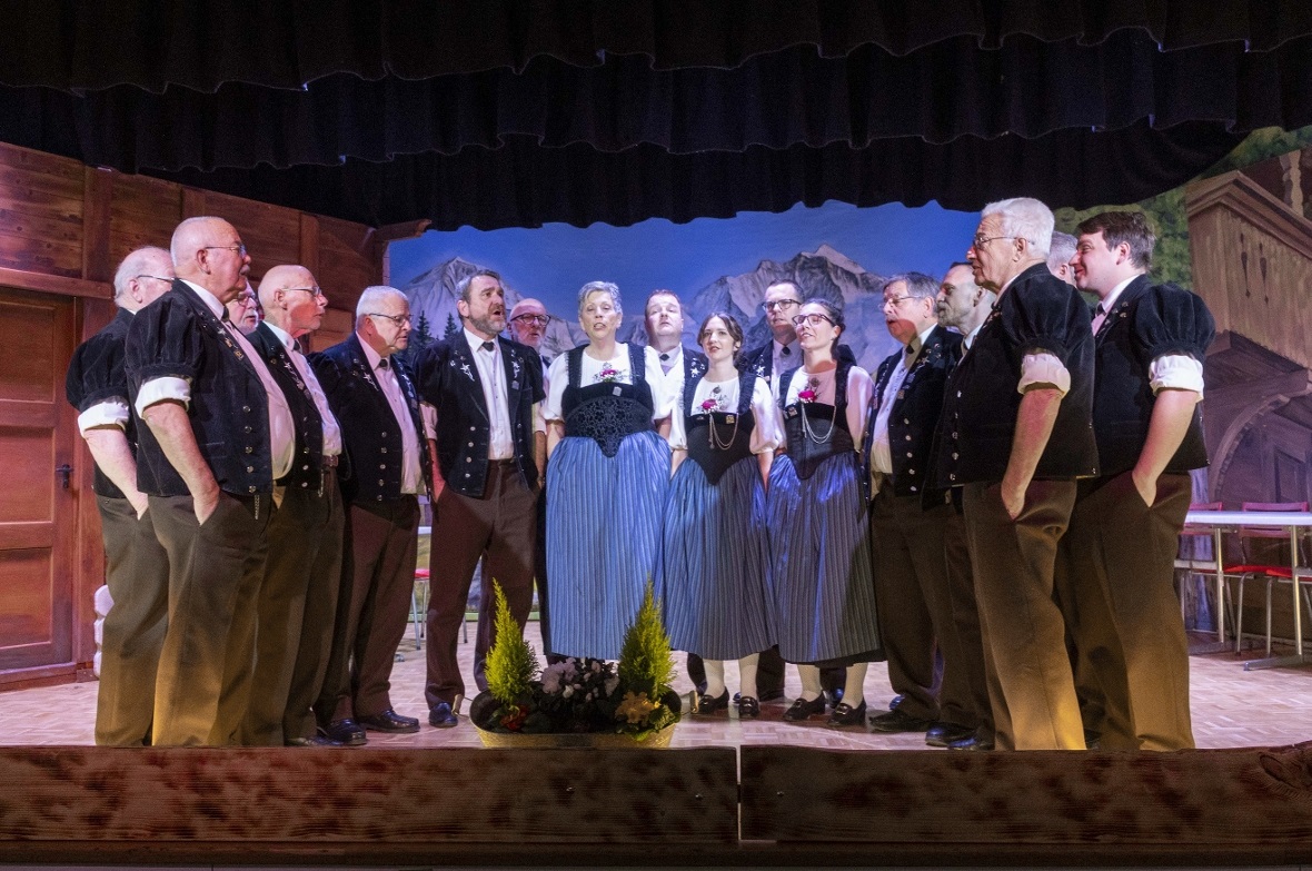 Der Jodlerklub Wimmis stand im Halbkreis vor der Bergkulisse und überzeugte das Publikum mit seinen klaren Stimmen.