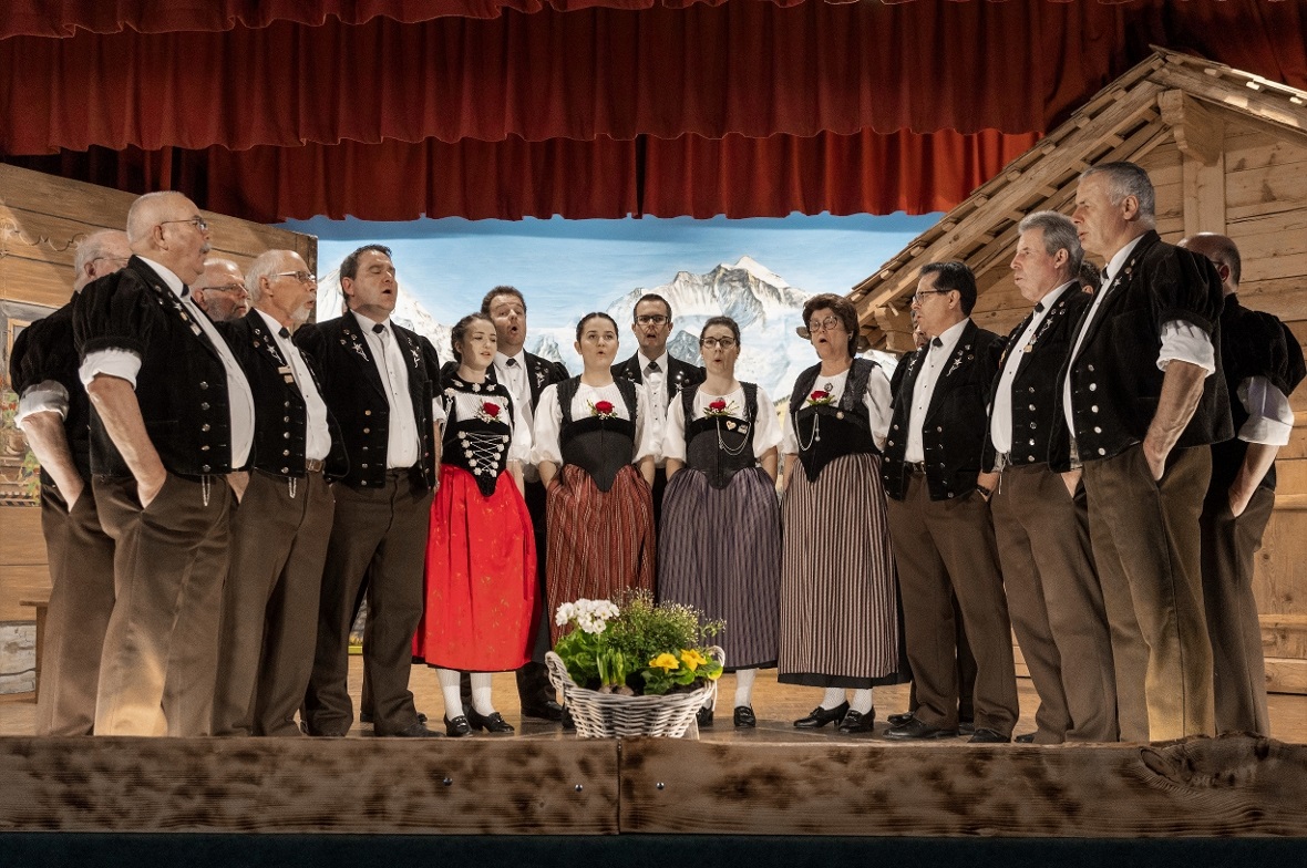 Der Jodlerklub Wimmis unter der Leitung von Michael Meyer, eröffnete den Abend.