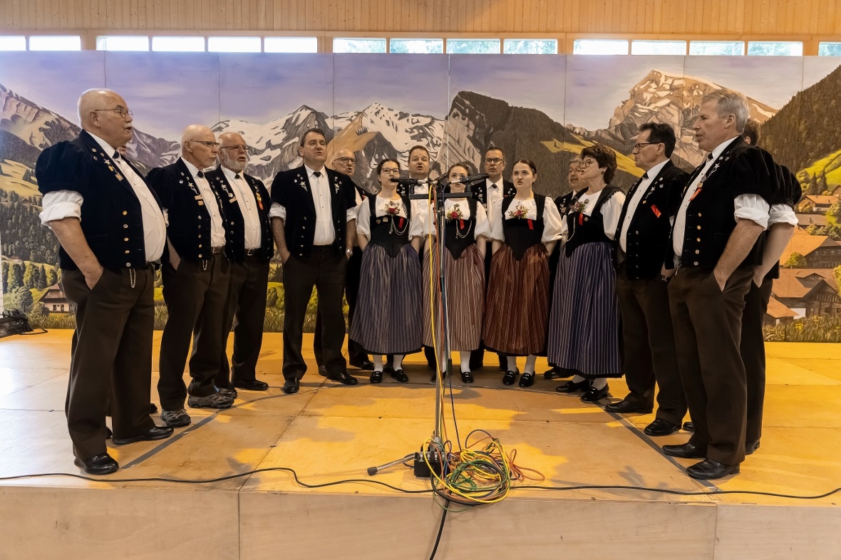 Der Jodlerklub Wimmis unter der Leitung von Stefanie Rubin sang, «Dr Bärgbach» v...