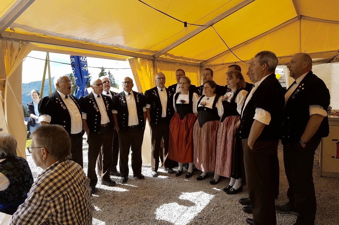 Der Jodlerklub Wimmis untermalte den Berggottesdienst gesanglich.