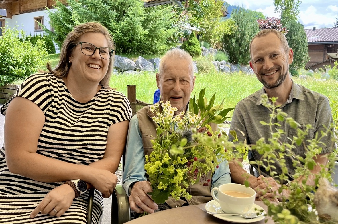 Der Jubilar Ernst Winzenried mit Gemeindepräsident Patrick Aegerter sowie Gemeinderätin Ilona Moor.