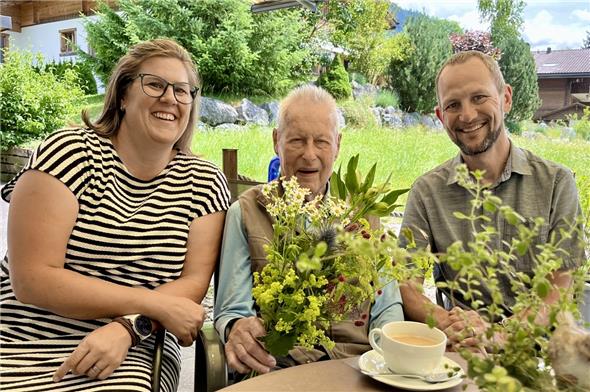 Der Jubilar Ernst Winzenried mit Gemeindepräsident Patrick Aegerter sowie Gemeinderätin Ilona Moor.