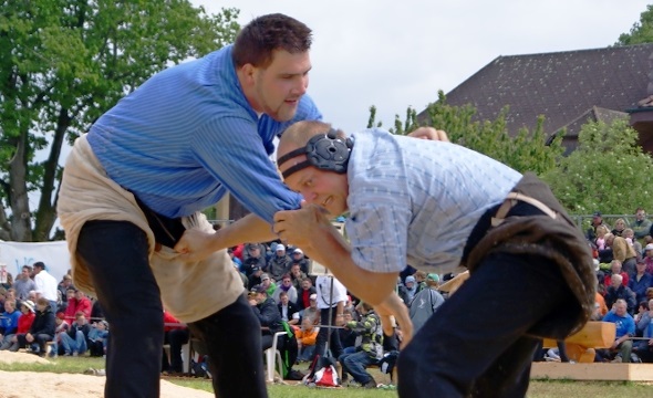 Der Kandertaler Reto Schmid (rechts) musste im fünften Gang die Überlegenheit des Simmentalers Reto Maurer anerkennen.