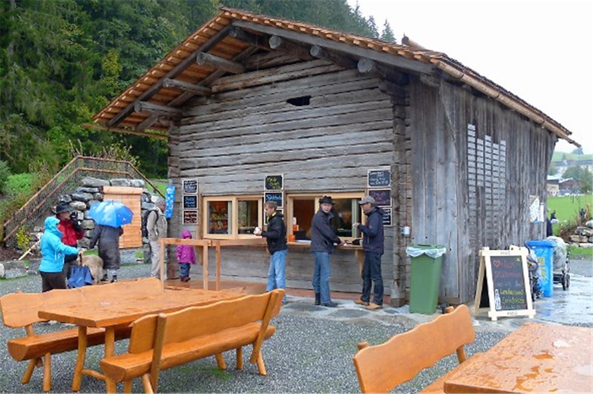 Der Kiosk in der alten Heuhütte aus dem Pöschenried ist eine Bereicherung für al...