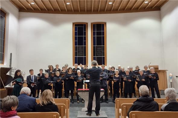 Der Kirchenchor Lenk unter der Leitung von Johannes Göddemeyer präsentierte ein abwechslungsreiches Programm: vorne links Leticia Kahraman, Sopran, und Niklaus Loosli, Tenor.
